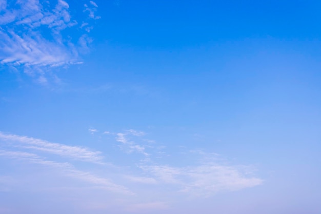 Formation spectaculaire de nuages de mousson dans le ciel bleu