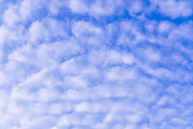 Formation spectaculaire de nuages de mousson dans le ciel bleu