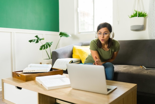 Formation universitaire à distance. Étudiant attrayant avec des écouteurs donnant un commentaire ou une opinion pendant une classe virtuelle