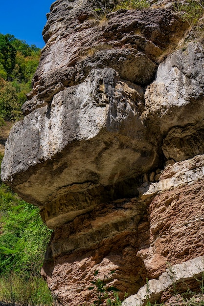 Formations géologiques dans les gorges de la rivière Boljetin dans l'est de la Serbie