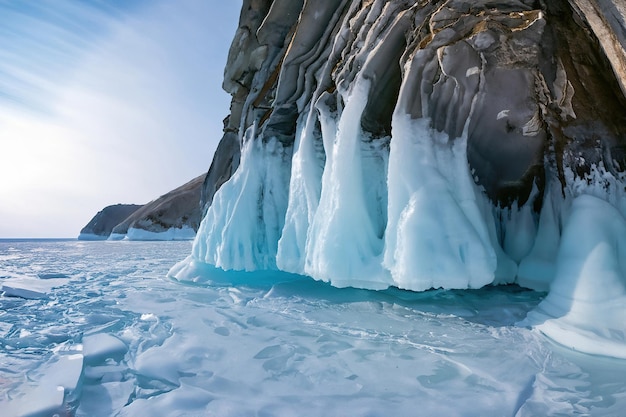 Formations de glace sur le flanc d'une montagne