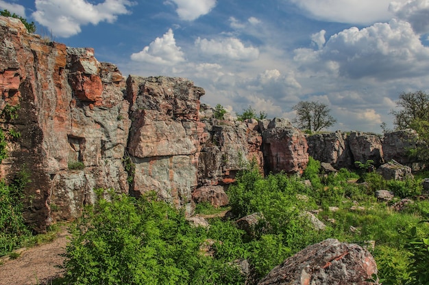 Formations rocheuses contre un ciel nuageux au monument national de Pipestone