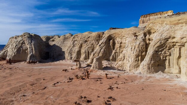 Formations rocheuses dans le désert contre le ciel