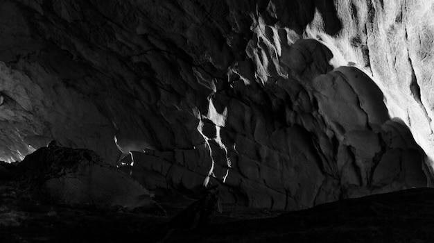 Formations rocheuses dans la grotte