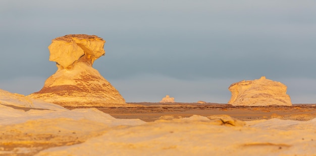 Formations rocheuses érodées par le vent au lever du soleil. Désert occidental, Égypte