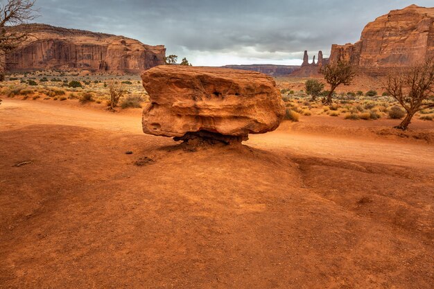 Des formations rocheuses étonnantes à Monument Valley, Arizona, USA.