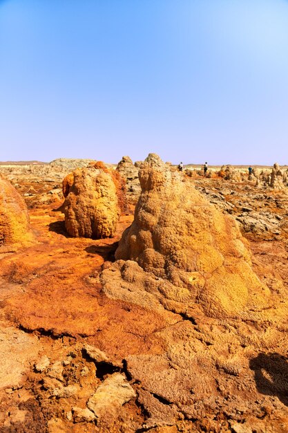 Formations rocheuses sur le paysage contre un ciel dégagé