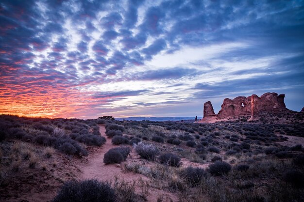 Photo formations rocheuses sur le paysage contre un ciel nuageux