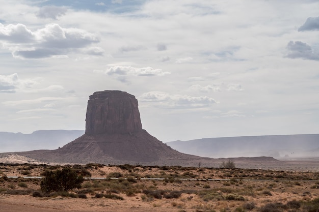 Formations rocheuses sur le paysage contre le ciel