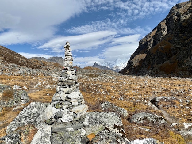 Formations rocheuses sur le paysage contre le ciel