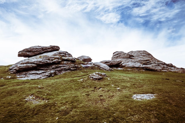 Formations rocheuses sur le paysage contre le ciel
