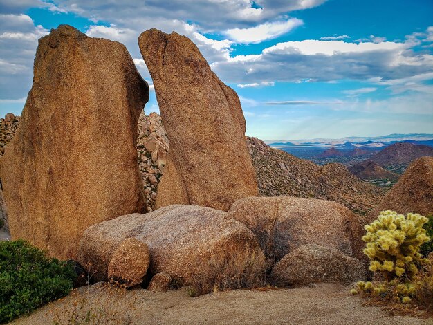 Formations rocheuses sur le paysage contre le ciel