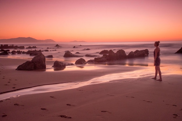 formations rocheuses sur la plage à la lumière du coucher du soleil