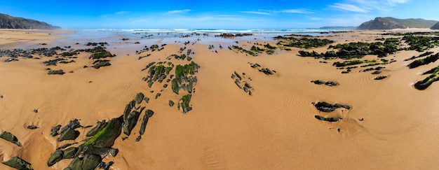 Formations rocheuses sur la plage de sable Portugal