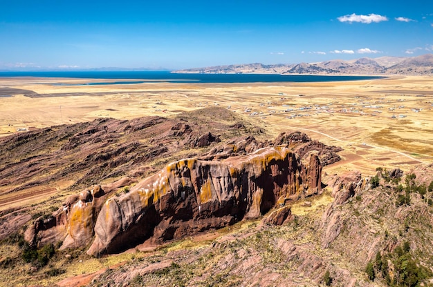 Formations rocheuses rougeâtres à Aramu Muru près de Puno au Pérou