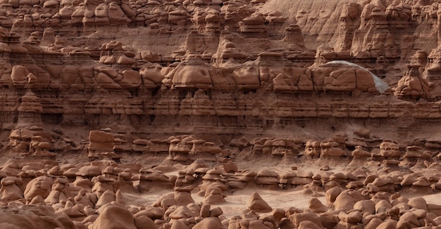 Formations rocheuses rouges et hoodoos dans le désert au lever du soleil