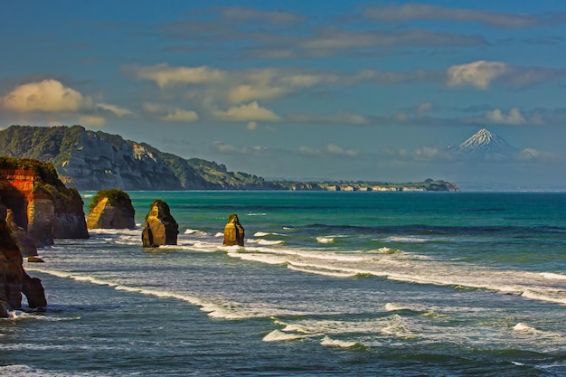 Les formations rocheuses des trois sœurs sur la plage de Tongaporutu