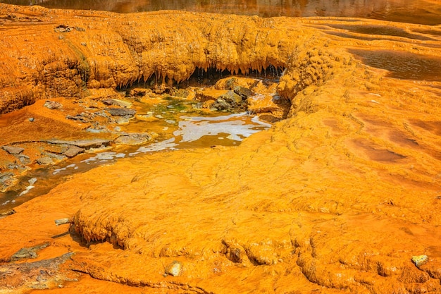 Formations sédimentaires orange près de la rivière Rio Tinto