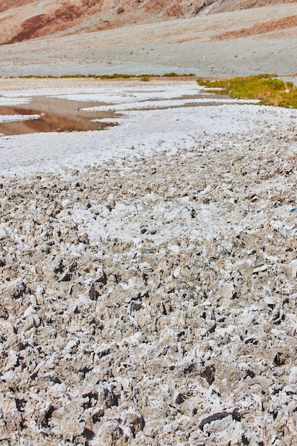 Formations de sel dans la vallée de la mort avec des flaques d'eau