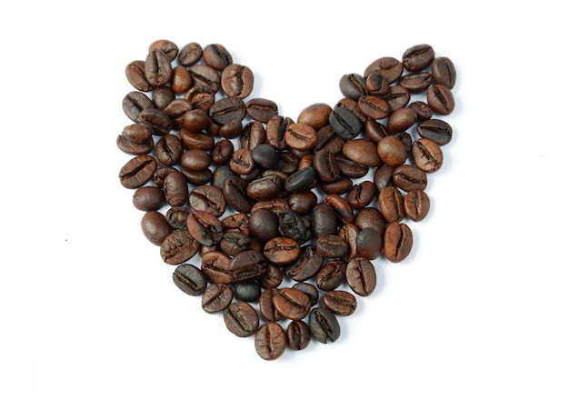 Forme d'amour de grains de café isolé sur fond blanc