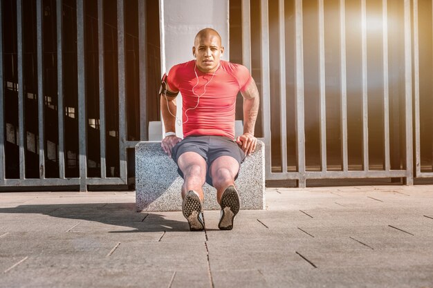 En forme. Bel homme afro-américain travaillant très dur tout en voulant rester en forme