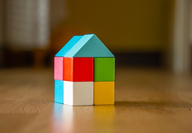 Photo forme de bloc en bois de couleur de l'icône de la maison