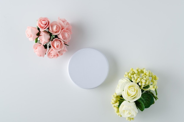 Forme circulaire avec des roses sur fond blanc