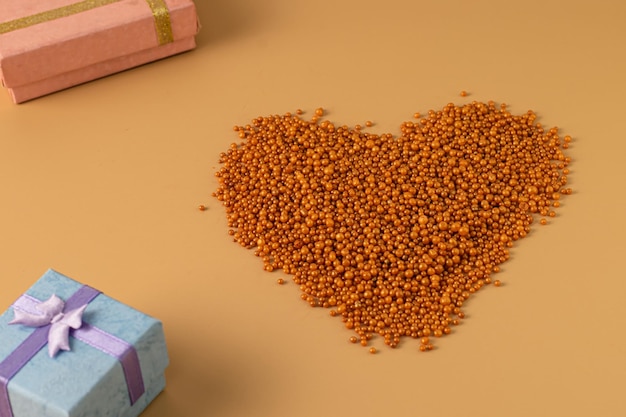 Forme de coeur avec des boîtes de cadeaux sur fond orange