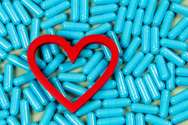 forme de coeur et capsules bleues Importance du traitement médicamenteux