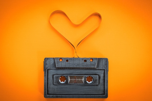 forme de coeur de cassette sur fond de papier