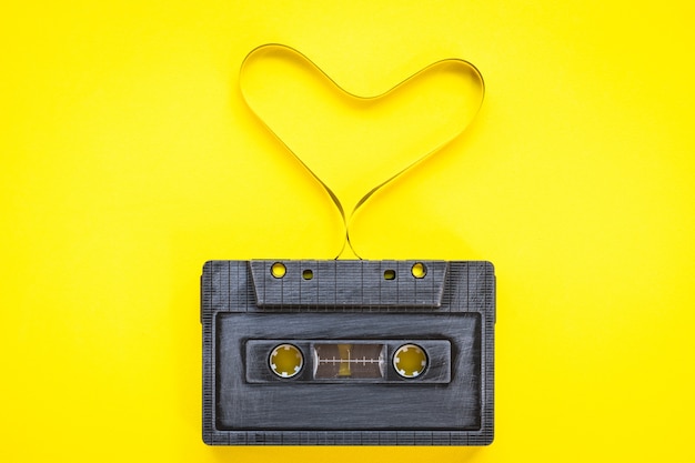 forme de coeur de cassette sur fond de papier