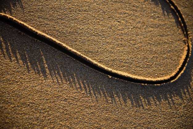 Forme de coeur dessinée dans le sable sur une plage