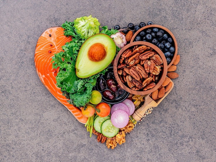 Photo forme de coeur du concept de régime cétogène à faible teneur en glucides sur fond de pierre sombre.