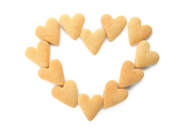 Forme de coeur faite de biscuits au beurre sur fond blanc