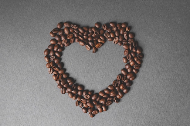 Forme de coeur faite de grains de café le jour de la Saint-Valentin