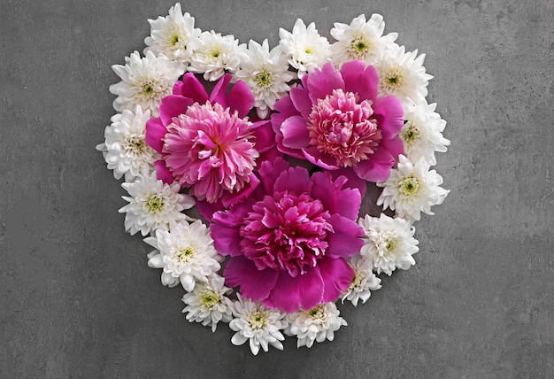 Forme de coeur de fleurs sur table