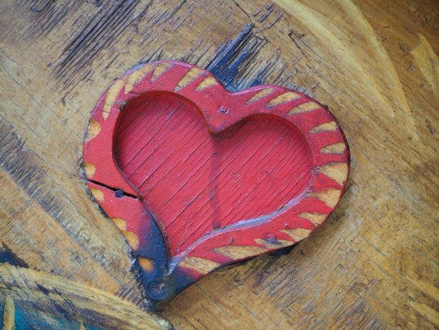 Forme de coeur de menuiserie sur une surface en bois et peinte en rouge Un symbole d'amour et de fidélité