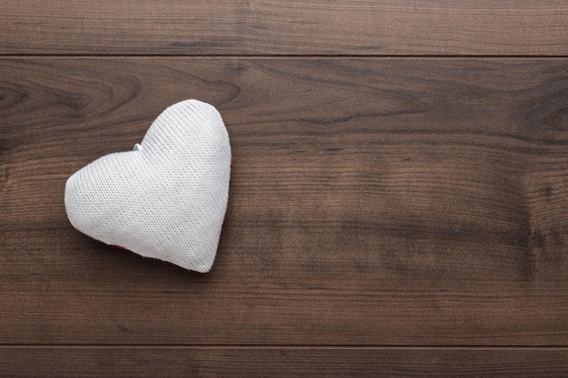 Forme de coeur en peluche tricotée sur la table