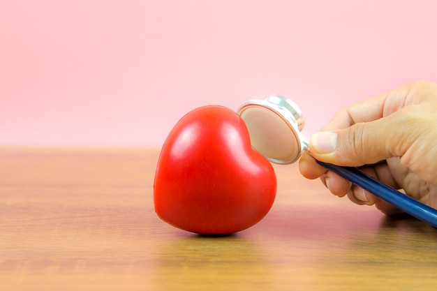 Forme de coeur rouge et stéthoscope médical