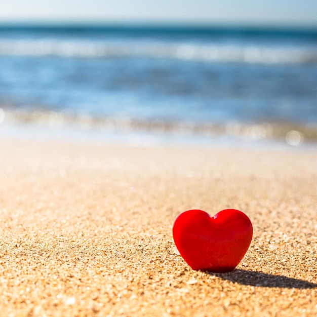 Photo la forme d'un cœur sur le sable de la plage