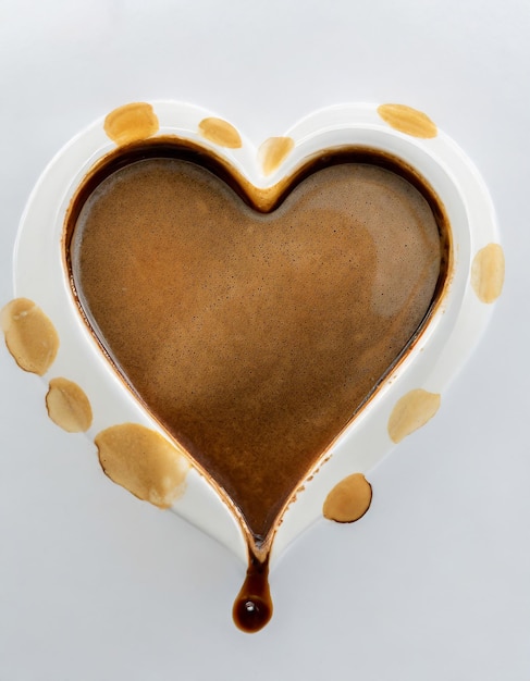 forme de cœur taches de café isolées sur fond blanc amour jour de la Saint-Valentin Jour mondial du cœur