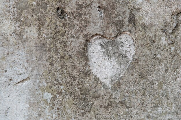 La forme d'un coeur sur un vieux mur de béton