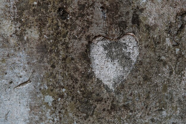 La forme d'un coeur sur un vieux mur de béton