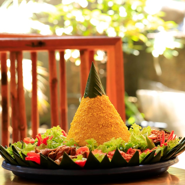 Forme de cône de riz Tumpeng traditionnel indonésien