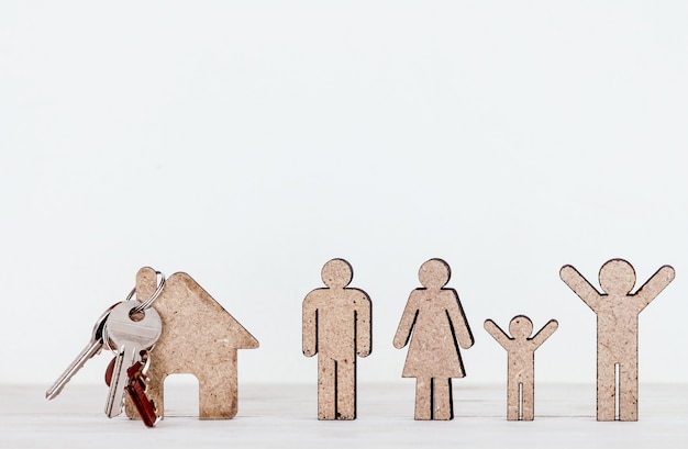 Forme de famille en bois et maison sur la table en bois