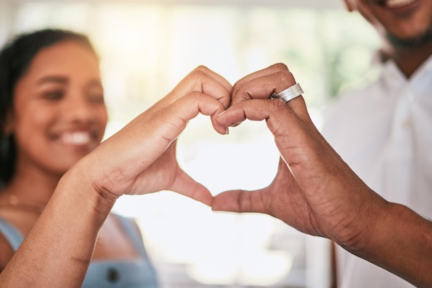 Forme heureuse coeur mains et couple avec amour bonheur et relation unité ensemble Sourire solidarité et homme et femme avec un geste d'amour bienveillant et d'harmonie en tant que petite amie et petit ami