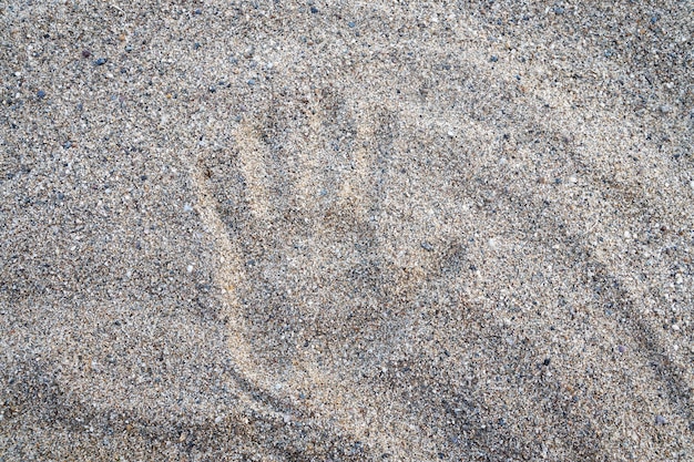 Forme de la main dans le sable