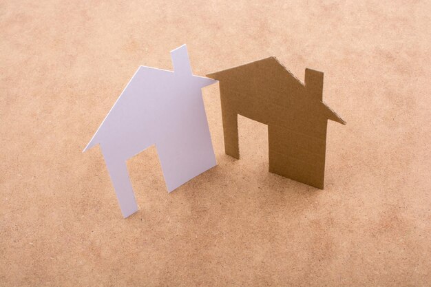 Forme de maison découpée dans du papier