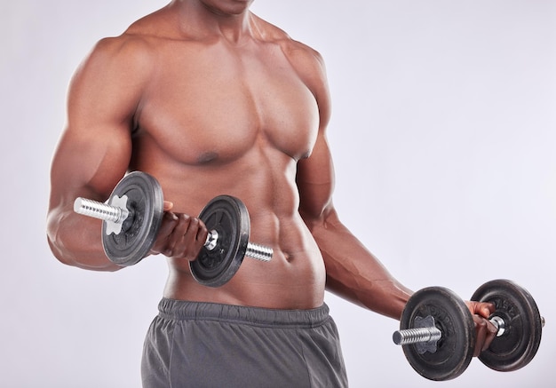 La forme n'est pas éternelle, vous devez la maintenir. Prise de vue en studio d'un jeune homme musclé faisant de l'exercice avec un haltère sur fond gris.