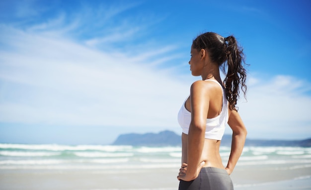 Forme et santé Un jeune jogger debout sur la plage